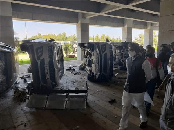 印度iphone工廠亂了 2000人沖進(jìn)去瘋狂打砸,連生產(chǎn)線都沒放過